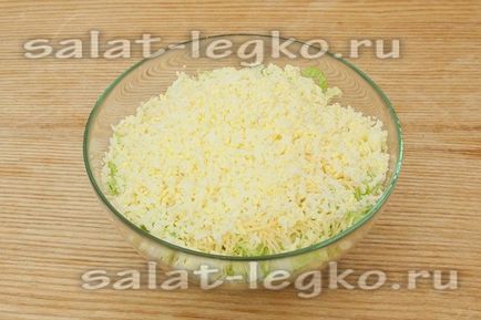 Салат з капусти з сиром і яйцем рецепт