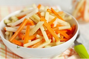 Салат з моркви і яблук корисні ласощі