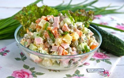 Salată proaspătă de castravete pe ras