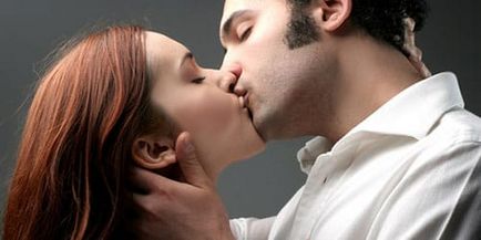 Un om de vis sărută pe buze la ceea ce un bărbat visează sărutându-și buzele într-un vis