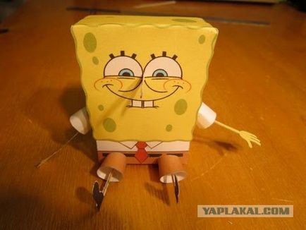 SpongeBob cu mâinile tale pe pomul de Crăciun