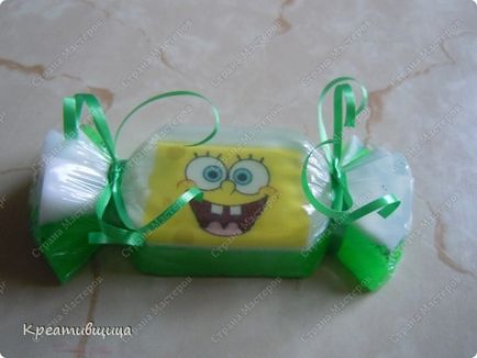 SpongeBob cu mâinile tale pe pomul de Crăciun