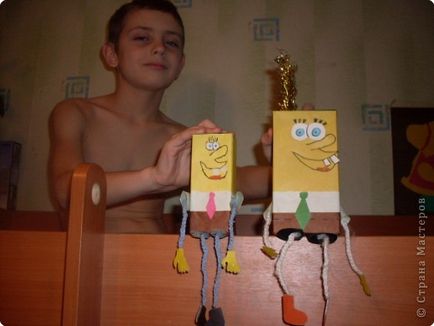 SpongeBob cu mâinile tale pe pomul de Crăciun