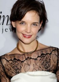 Taierea lui Katie Holmes