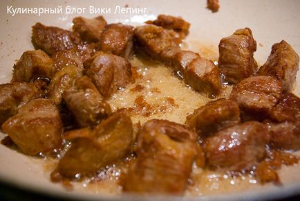 Carne de porc în chineză în sos dulce și acru, mâncarea potrivită