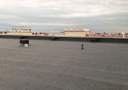 Dispozitivul unui acoperiș plat, structura plăcii de acoperiș, scheme și o fotografie