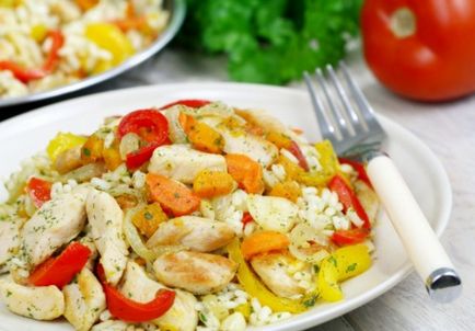 Вечеря з рисом і овочами з куркою