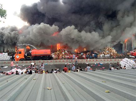 У алмати горить один з ринків «барахолки» (фото)