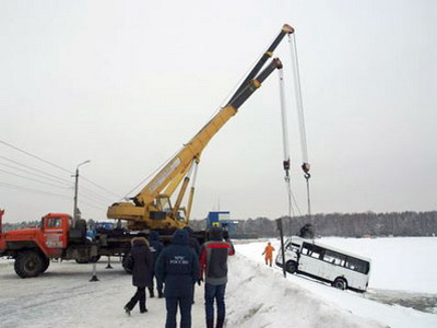 În Chelyabinsk, studentul a salvat 7 pasageri dintr-un microbuz scufundător - știri