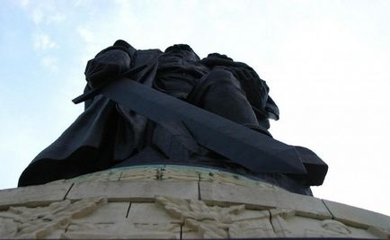 Descrierea războinicului-eliberator, fotografia și videoclipul monumentului