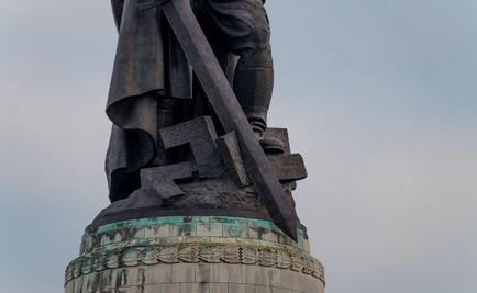 Descrierea războinicului-eliberator, fotografia și videoclipul monumentului
