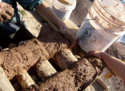 Зведення дерев'яного будинку кладкою несучих стін з дров (cordwood)