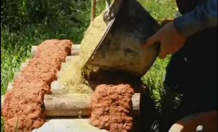 Зведення дерев'яного будинку кладкою несучих стін з дров (cordwood)