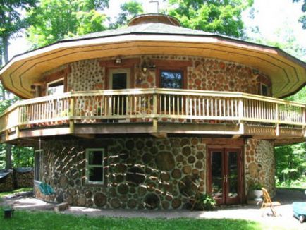 Зведення дерев'яного будинку кладкою несучих стін з дров (cordwood)