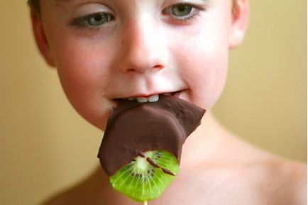 Deserturile de vară deserte congelate kiwi în ciocolată