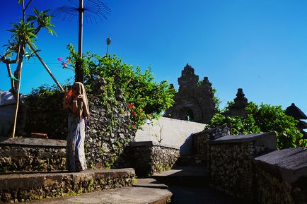 Templul fotografiei Uluwat din Bali și răspunsul nostru - pe marginea templului uluwatu a abisului