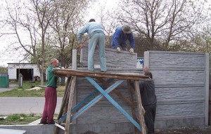 A kerítés készült betonozott típusok és szerelési technológia