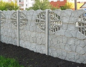 A kerítés készült betonozott típusok és szerelési technológia