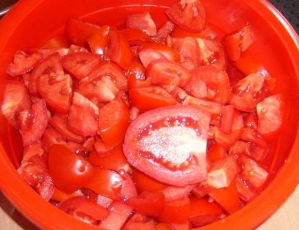 Recoltarea de salata de varza cu rosii