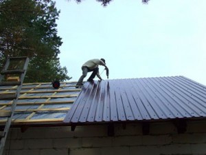 Заміна шиферного даху на профнастил своїми руками, двоє будівельників