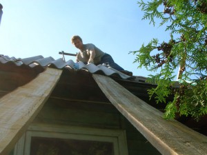 Заміна шиферного даху на профнастил своїми руками, двоє будівельників
