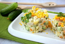 Зимовий салат - класичний рецепт, з ковбасою і огірками