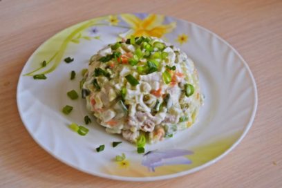 Зимовий салат - класичний рецепт, з ковбасою і огірками