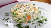 Salată de iarnă - o rețetă clasică, cu cârnați și castraveți