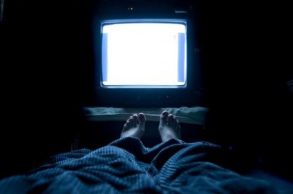 5 причин не спати з увімкненим телевізором або який сон найкорисніший