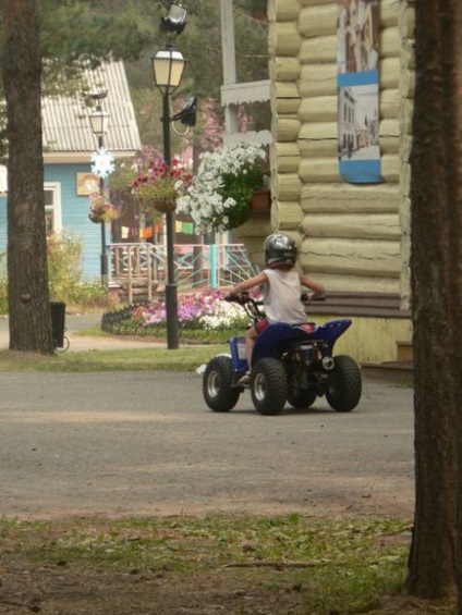 Și ce face Moș Crăciun în vara cursei autoturismului cu copiii