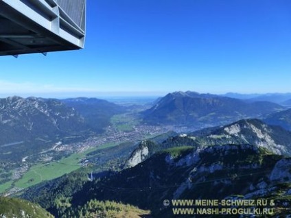 Alpii bavarezi se plimbă cu vedere spre zugspitze