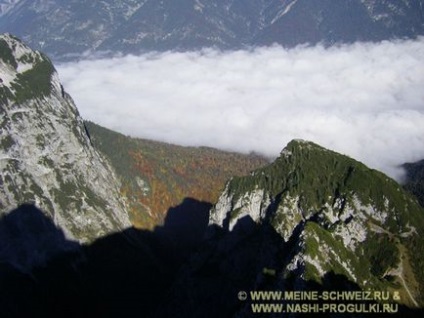 Alpii bavarezi se plimbă cu vedere spre zugspitze