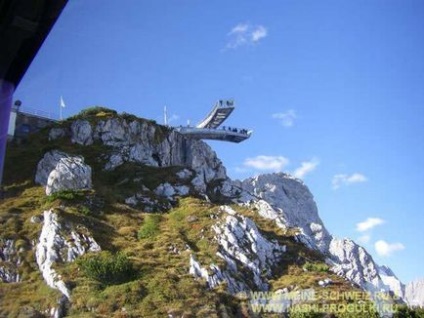 Alpii bavarezi se plimbă cu vedere spre zugspitze