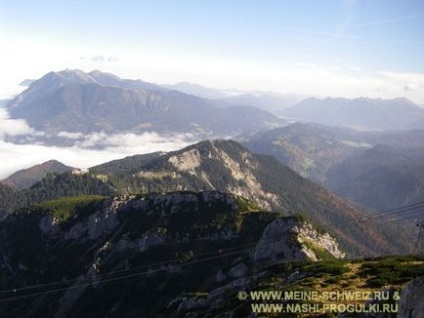 Alpii bavarezi se plimbă cu vedere spre zugspitze