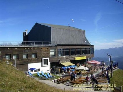 Alpii bavarezi se plimbă cu vedere spre zugspitze