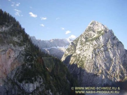 Alpii bavarezi se plimbă cu vedere spre zugspitze
