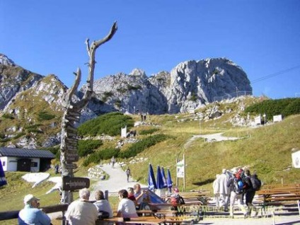 Alpii bavarezi se plimbă cu vedere spre zugspitze