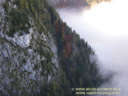 Alpii bavarezi se plimbă cu vedere spre zugspitze