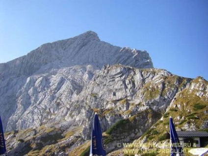 Alpii bavarezi se plimbă cu vedere spre zugspitze