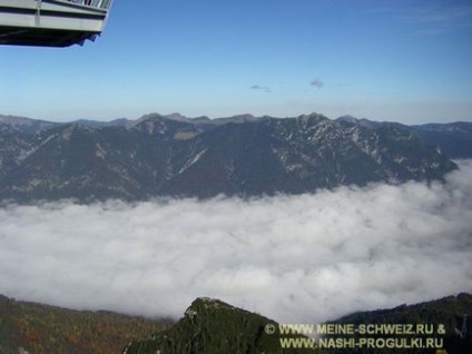 Alpii bavarezi se plimbă cu vedere spre zugspitze