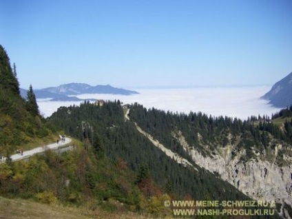 Alpii bavarezi se plimbă cu vedere spre zugspitze