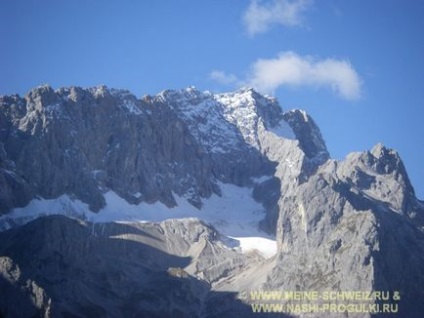 Alpii bavarezi se plimbă cu vedere spre zugspitze