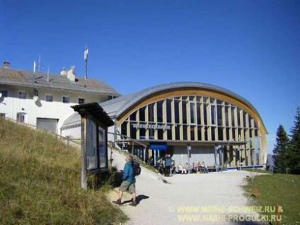 Alpii bavarezi se plimbă cu vedere spre zugspitze