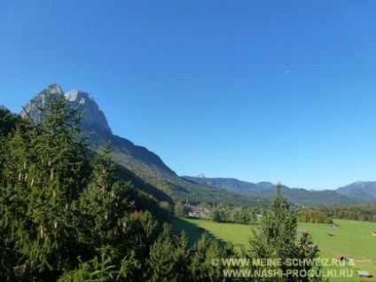 Alpii bavarezi se plimbă cu vedere spre zugspitze