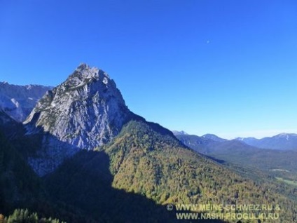 Alpii bavarezi se plimbă cu vedere spre zugspitze