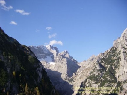 Alpii bavarezi se plimbă cu vedere spre zugspitze