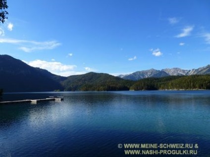 Alpii bavarezi se plimbă cu vedere spre zugspitze