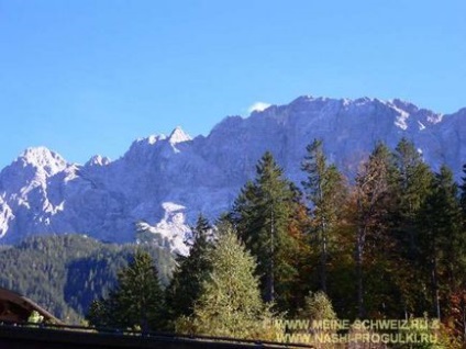 Alpii bavarezi se plimbă cu vedere spre zugspitze