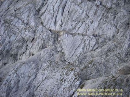 Alpii bavarezi se plimbă cu vedere spre zugspitze