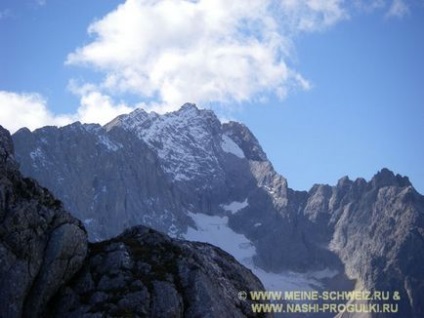 Alpii bavarezi se plimbă cu vedere spre zugspitze